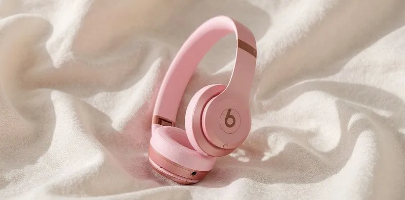 Beats Solo 4 (Metallic Pink) à 129,95 $ sur Amazon (au lieu de ~199,95 $)