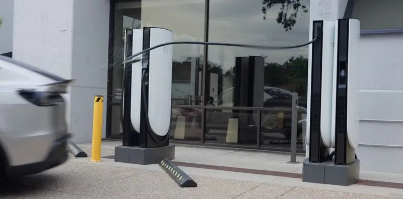 Tesla Emergency Drive Away: salir enchufado del Supercharger