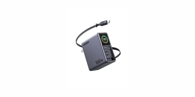 Chargeur UGREEN Nexode Pro 160 W rétractable Smart Display à 94,99 $ sur Amazon (au lieu de 149,99 $)