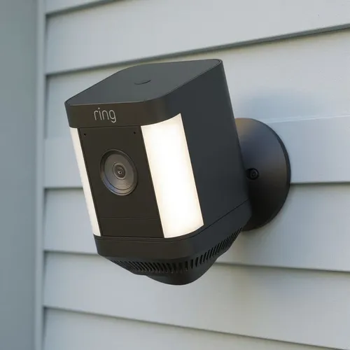 Caméra Ring Spotlight Cam Plus (batterie, noire) à 69,99 € chez Boulanger (au lieu de 149,99 €) : −53 %