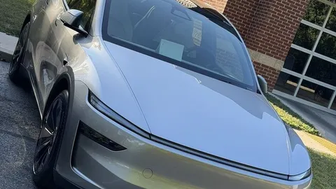 Tesla Model Y L: first US deliveries get underway